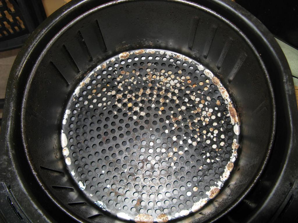 How to clean the pan and basket of my Philips Airfryer